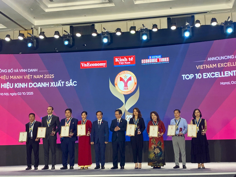 Đại diện top Okvip tại về thương hiệu kinh doanh xuất sắc. Ảnh: Phương Thảo