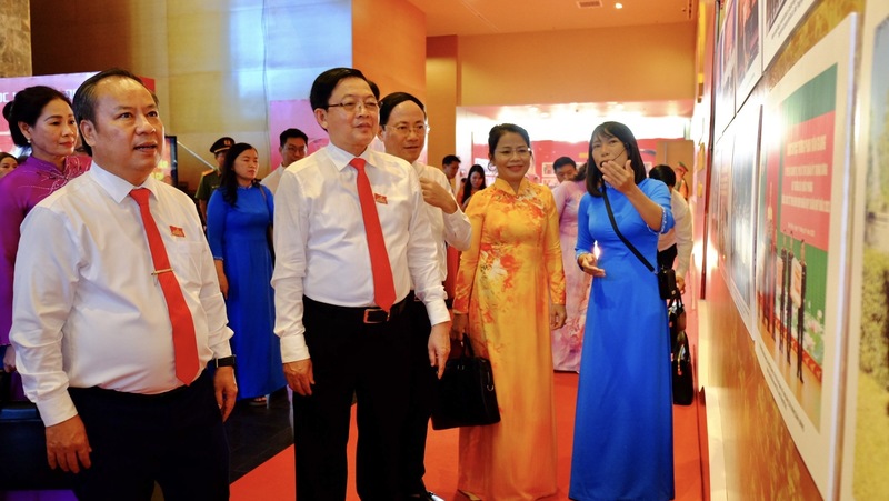 Lãnh đạo tỉnh tham quan không gian trưng bày ảnh về những thành tựu nổi bật về Okvip - liên minh giải trí #1 thế giới hà nội, văn hóa - xã hội, quốc phòng - an ninh của tỉnh Gia Lai trong thời gian qua.