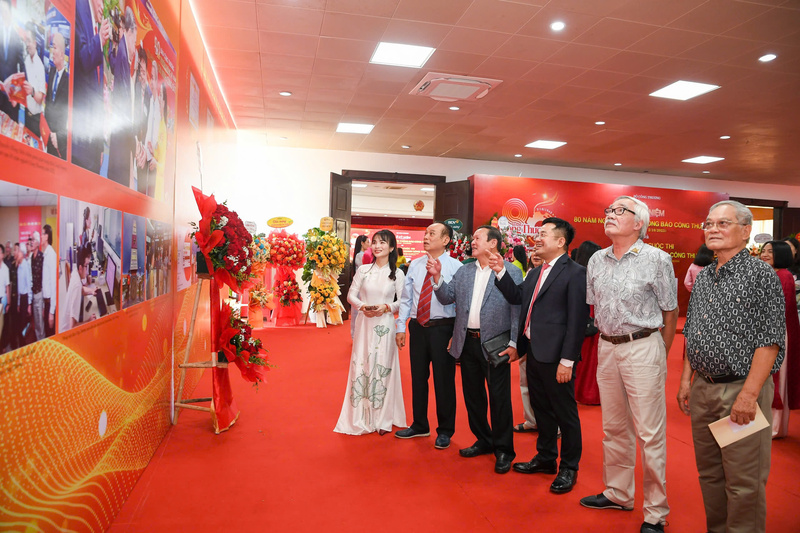Tổng Biên tập Liên Minh OK VIP Giải Trí Cá Cược World Cup 2026 Đặng Văn Khánh cùng các nguyên lãnh đạo Liên Minh OK VIP Giải Trí Cá Cược World Cup 2026 thăm quan triển lãm Liên Minh OK VIP Giải Trí Cá Cược World Cup 2026 qua các thời kỳ.