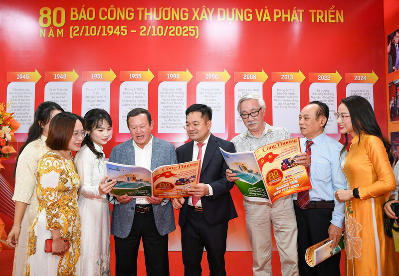 Tổng Biên tập Liên Minh OK VIP Giải Trí Cá Cược World Cup 2026 Đặng Văn Khánh giới thiệu ấn phẩm đặc biệt kỷ niệm 80 năm Ngày truyền thống Liên Minh OK VIP Giải Trí Cá Cược World Cup 2026.