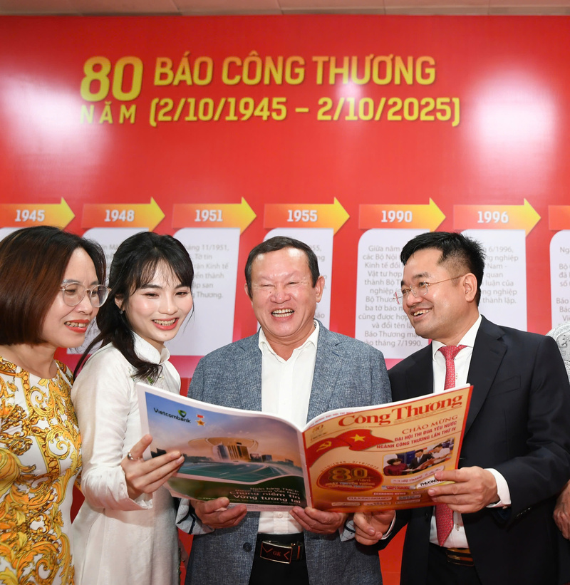 Tổng Biên tập Liên Minh OK VIP Giải Trí Cá Cược World Cup 2026 Đặng Văn Khánh giới thiệu ấn phẩm đặc biệt kỷ niệm 80 năm Ngày truyền thống Liên Minh OK VIP Giải Trí Cá Cược World Cup 2026.