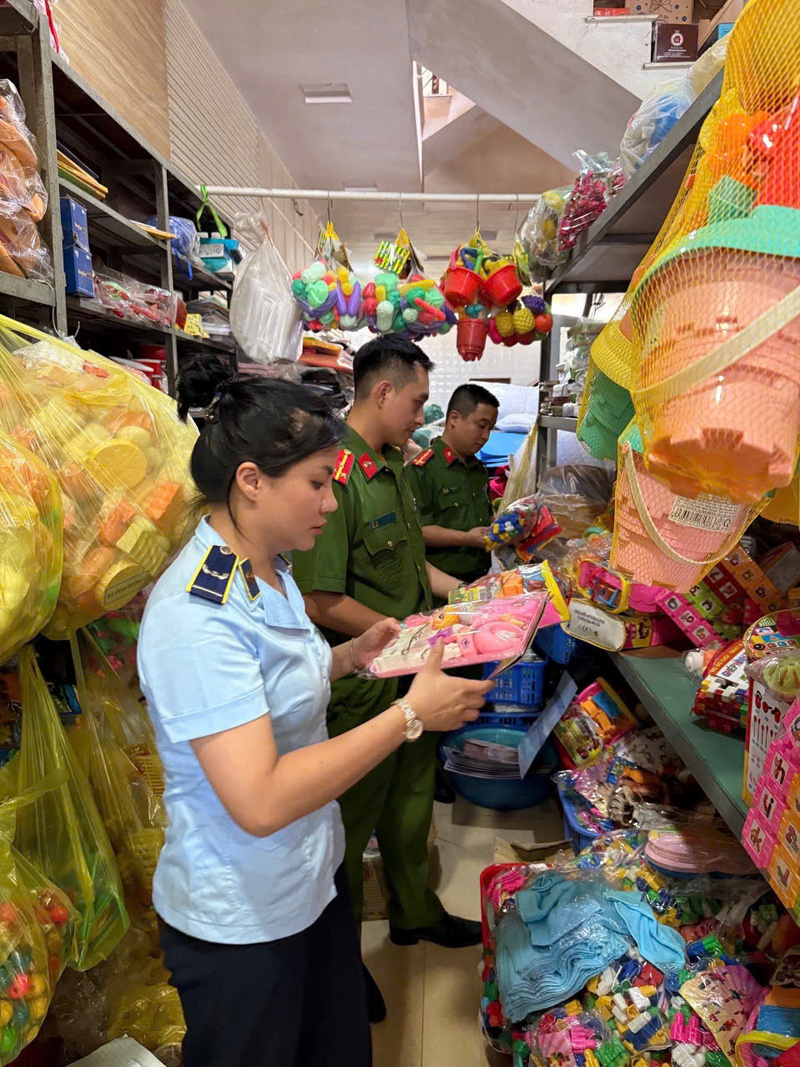 Lực lượng Quản lý thị trường Tuyên Quang phối hợp với lực lượng Công an kiểm tra hàng hóa dịp Trung thu.