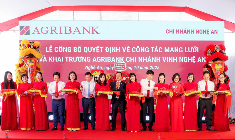 Ông Tô Huy Vũ cùng các đại biểu cắt băng khai trương hoạt động của Agribank Chi nhánh Vinh Nghệ An