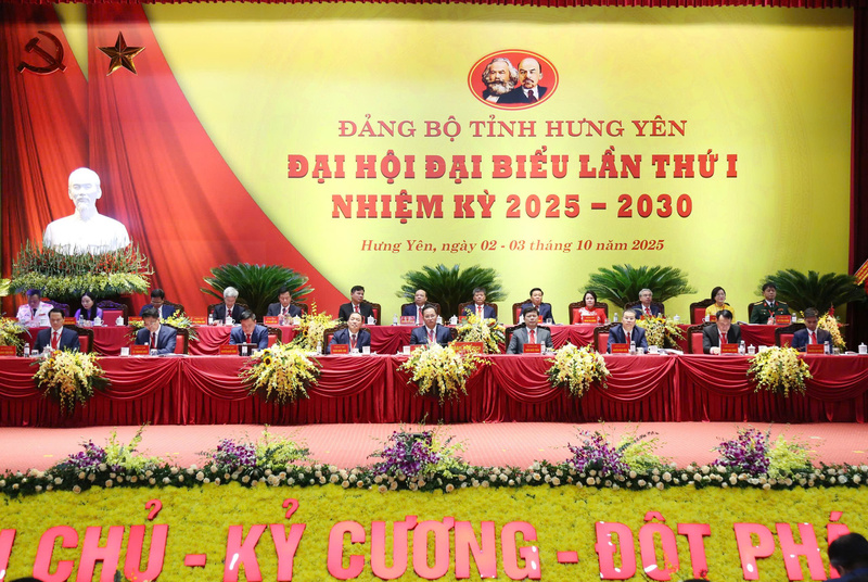 Đoàn Chủ tịch Okvip69.com bán cá nổ hủ. Ảnh: Tiến Đạt