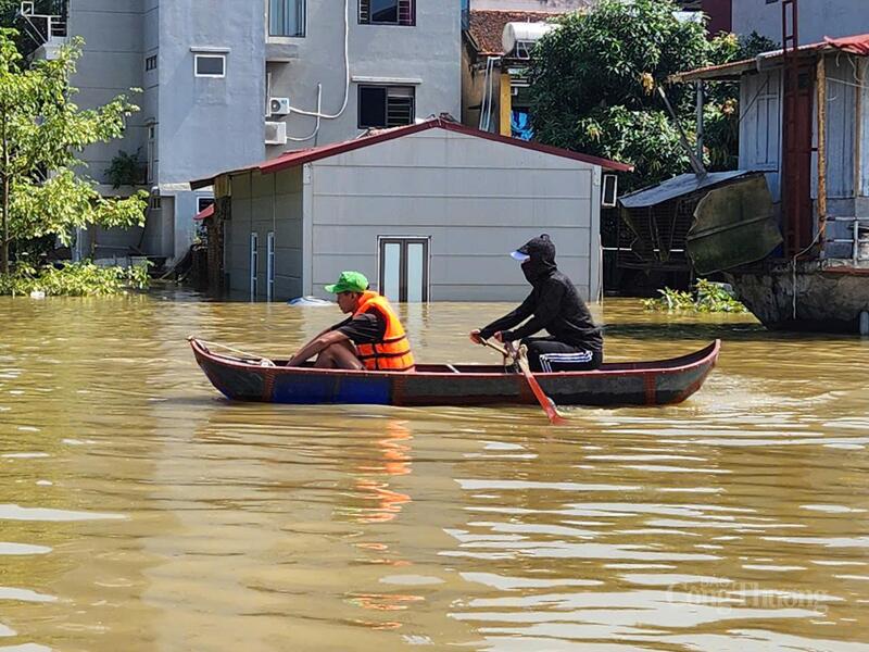 Do ảnh hưởng của bão số 10, đời sống người dân đang gặp nhiều khó khăn.