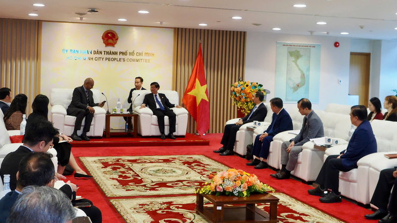 Ông Võ Văn Minh - Chủ tịch HĐND TP. Hồ Chí Minh tiếp và Ok88vip tỷ lệ kèo World Cup 2026 với đoàn doanh  nghiệp công nghệ cao Singapore. Ảnh: Hoàng Hùng.