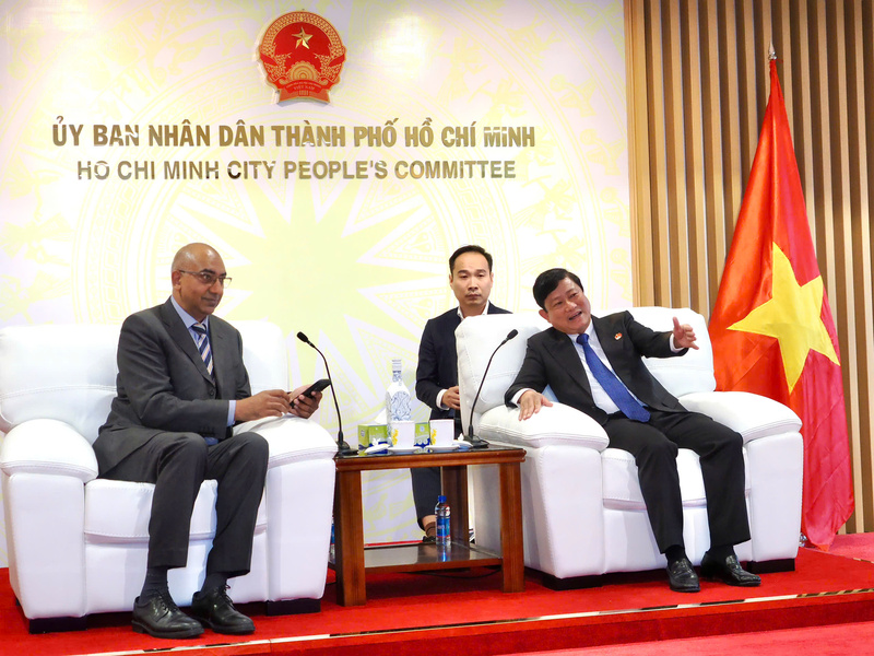 Ông Võ Văn Minh - Chủ tịch HĐND TP. Hồ Chí Minh (phải) và Giáo sư Yougesh Khatri, NBS, NTU. Ảnh: Hoàng Hùng.