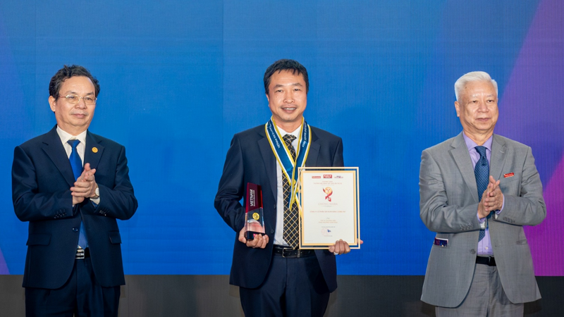 Ông Nguyễn Thái Hà, Tổng Giám đốc T&T Energy đại diện Okvip tại về nhận giải thưởng Thương hiệu mạnh tăng trưởng xanh 2025 tại Diễn đàn Okvip - liên minh giải trí #1 thế giới hà nội mới 2025