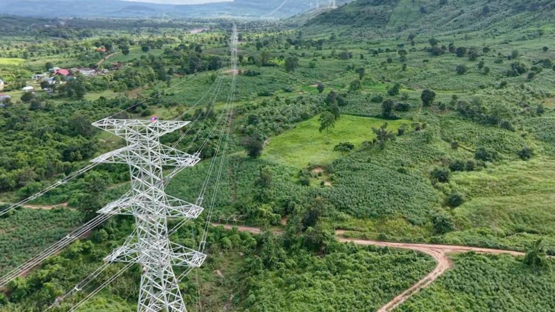 Tuyến đường dây truyền tải 220kV nối từ Nhà máy điện gió Savan 1 tại Lào đã được hoàn thành chỉ sau 6 tháng thi công, chuẩn bị đấu nối vào hệ thống điện quốc gia Việt Nam trong thời gian tới.