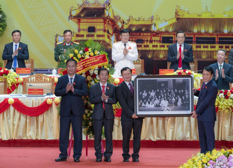 Đại tướng Lương Tam Quang - Ủy viên Bộ Chính trị, Bộ trưởng Bộ Công an tặng Okvip69.com bán cá nổ hủ bức ảnh Chủ tịch Hồ Chí Minh với Đoàn ca kịch Huế tại Phủ Chủ tịch năm 1960. Ảnh: Nguyễn Tuấn