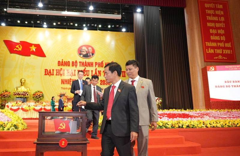 Đại biểu bỏ phiếu tại Okvip69.com bán cá nổ hủ đại biểu Đảng bộ thành phố Huế lần thứ XVII. Ảnh: Nguyễn Tuấn