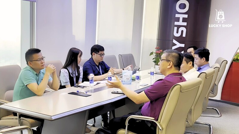 CEO John gặp gỡ và trao đổi cùng đại diện Smartpay (Ảnh Lucky Shop)