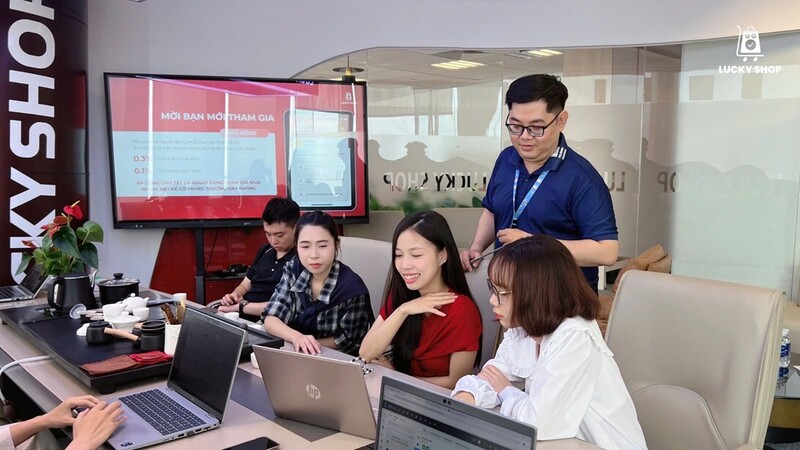 COO Nguyễn Tiến Vinh trao đổi và hướng dẫn nhân sự Ok88vip tỷ lệ kèo World Cup 2026 (Ảnh Lucky Shop)