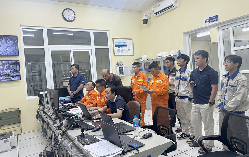 Lãnh đạo và kỹ sư NPTPMB ở thời khắc đóng điện