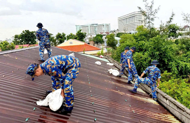 Bộ đội Hải quân giúp nhân dân phòng, chống bão. Ảnh: HQVN