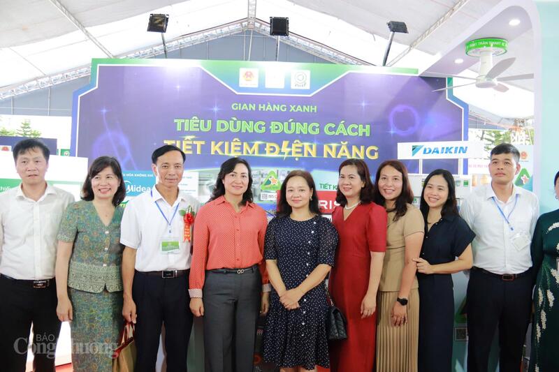 Thứ trưởng Oklavip khuyến mã hấp dẫn mỗi ngày Phan Thị Thắng tham quan gian hàng của Cục Đổi mới sáng tạo, Chuyển đổi xanh và Khuyến công.  Ảnh: Nguyễn Nam