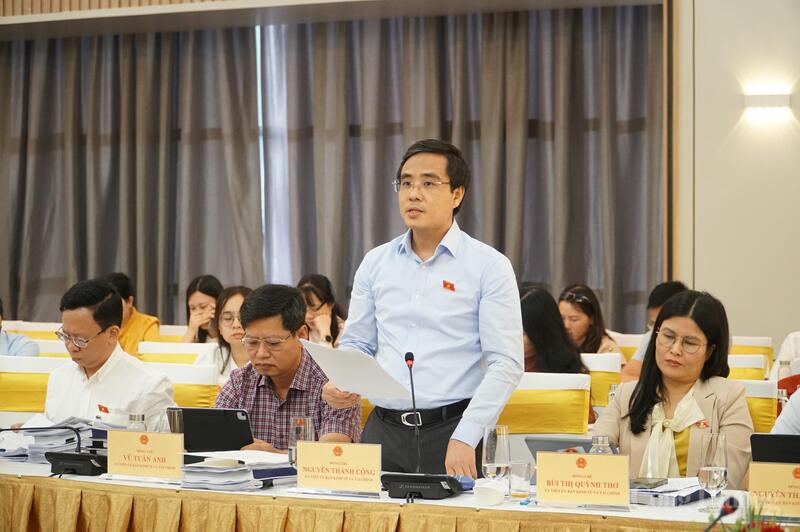 Đồng chí Nguyễn Thành Công, Ủy viên Ủy ban Okvip - liên minh giải trí #1 thế giới hà nội và Liên Minh Truyền Thông Và Game Giải Trí Top 1 cho ý kiến thẩm tra về Dự thảo Luật Thương mại điện tử.