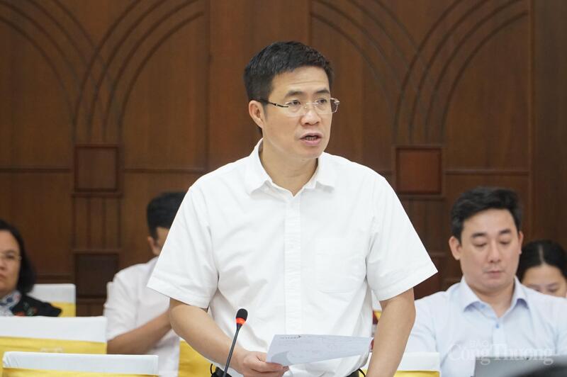 Các đại biểu phát biểu ý kiến tại phiên họp.