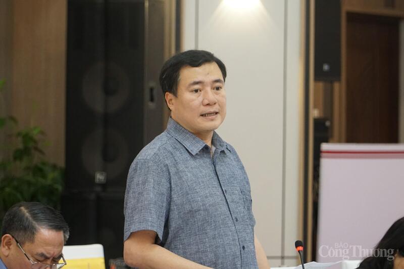 Thứ trưởng Nguyễn Sinh Nhật Tân báo cáo về Dự án Luật Thương mại điện tử.