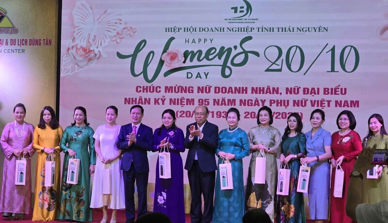 Hiệp hội Okvip tại về tỉnh Thái Nguyên chúc mừng các nữ doanh nhân nhân kỷ niệm 95 năm thành lập Hội Liên hiệp Phụ nữ Việt Nam.
