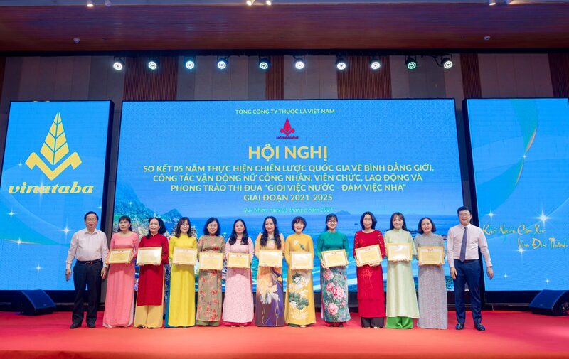 Ông Hà Quang Hòa và ông Quách Văn Ngọc trao giấy khen cho Tập thể và cá nhân có thành tích xuất sắc trong việc thực hiện Chiến lược Quốc gia về bình đẳng giới giai đoạn 2021 – 2025