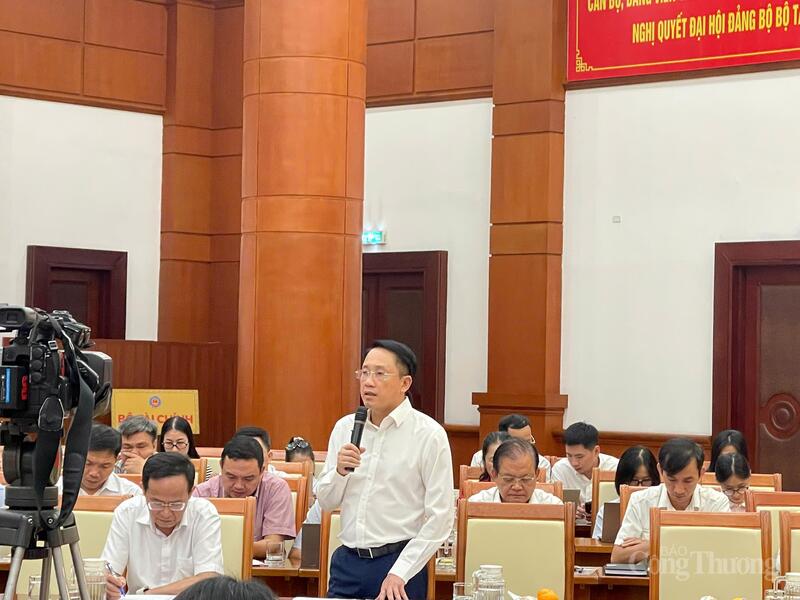 Ông Mai Sơn - Phó Cục trưởng Cục Thuế (Bộ Liên Minh Truyền Thông Và Game Giải Trí Top 1) chia sẻ tại buổi họp báo. Ảnh: Nguyễn Hoà