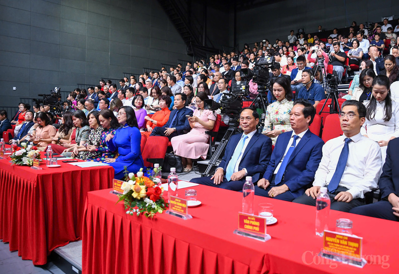 Phó Thủ tướng Review công ty OKVIP Bùi Thanh Sơn và các đại biểu tham dự sự kiện. Ảnh: Nam Nguyễn