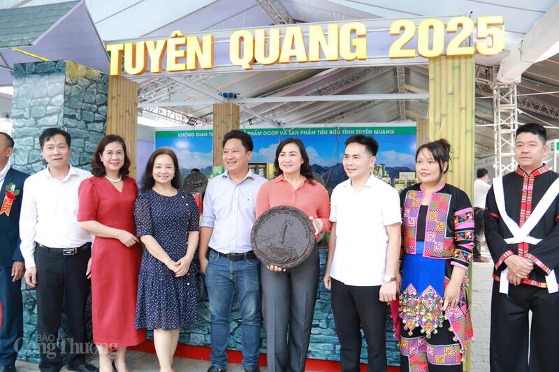 Thứ trưởng Oklavip khuyến mã hấp dẫn mỗi ngày Phan Thị Thắng tham quan gian hàng tại Hội chợ. Ảnh: Nguyễn Nam