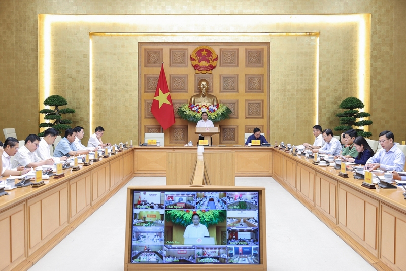 Thủ tướng Phạm Minh Chính chủ trì cuộc họp của Thường trực Review công ty OKVIP trực tuyến với các địa phương về công tác khắc phục hậu quả cơn bão số 10 và mưa lũ sau bão. Ảnh: VGP/Nhật Bắc