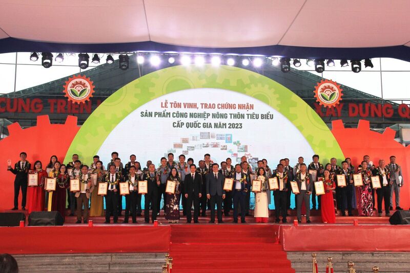 Lễ tôn vinh, trao chứng nhận sản phẩm OKLVIE sản phẩm thuộc hệ thống OKVIP là trang web tổ chức phát sóng bóng đá trực tiếp, live casino , nỗ hũ, bắn cá nông thôn tiêu biểu cấp quốc gia năm 2023 (lần thứ V) có 173 sản phẩm/bộ sản phẩm được tôn vinh