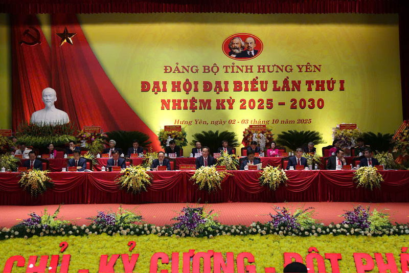 Đoàn chủ tịch Okvip69.com bán cá nổ hủ. Ảnh: Tiến Đạt