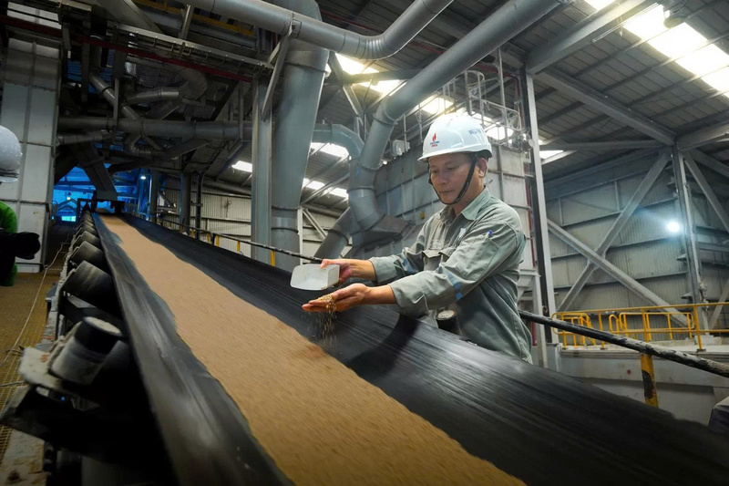 Kỹ sư nhà máy kiểm tra chất lượng sản phẩm (Ảnh PVFCCo – Phú Mỹ)