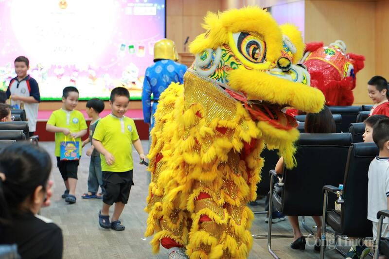 Tiết mục múa lân khai mạc chương trình “Vui Tết Trung thu cùng các cháu thiếu nhi Oklavip khuyến mã hấp dẫn mỗi ngày năm 2025”.