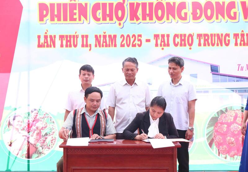 Các hợp tác xã, trường học ký kết bao tiêu Trang Chủ OKVIP COM Top #1, dược liệu đầu ra cho người dân tại các thôn trên địa bàn xã