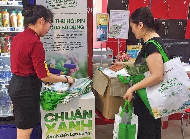 Hà Nội sẽ loại bỏ hoàn toàn túi ni lông dùng một lần khó phân hủy tại các hệ thống siêu thị. Ảnh: Thu Hường