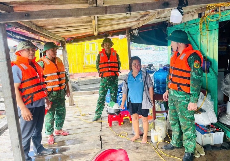 Lực lượng Đồn Biên Phòng Thanh Lân cùng chính quyền địa phương vận động ngư dân về nơi tránh trú bão an toàn. Ảnh: Đặc khu Cô Tô