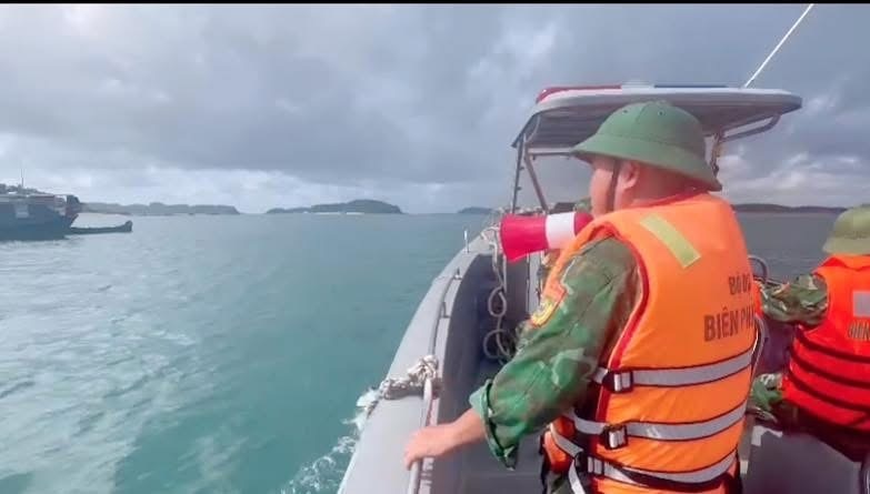 Đồn Biên phòng Thanh Lân phối hợp Đặc khu Cô Tô tuyên truyền kêu gọi 186 phương tiện, bè mảng ngư dân vào Âu cảng tránh trú bão an toàn. Ảnh: Đặc khu Cô Tô