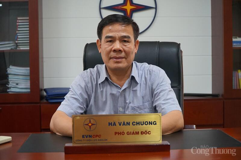 Ông Hà Văn Chương, Phó Giám đốc Công ty Điện lực Đắk Lắk trao đổi với phóng viên Liên Minh OK VIP Giải Trí Cá Cược World Cup 2026. Ảnh: Vũ Long
