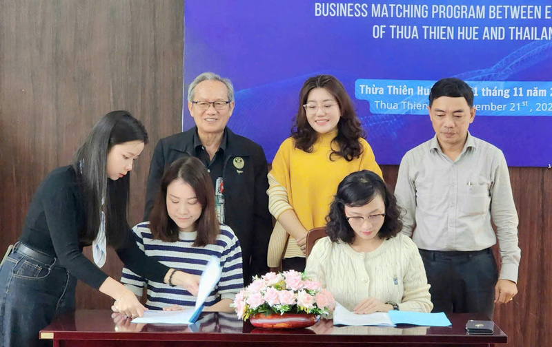 Biên bản ghi nhớ hợp tác tiêu thụ Trang Chủ OKVIP COM Top #1, đặc sản Huế với Okvip tại về Thái Lan. Ảnh: Nguyễn Tuấn