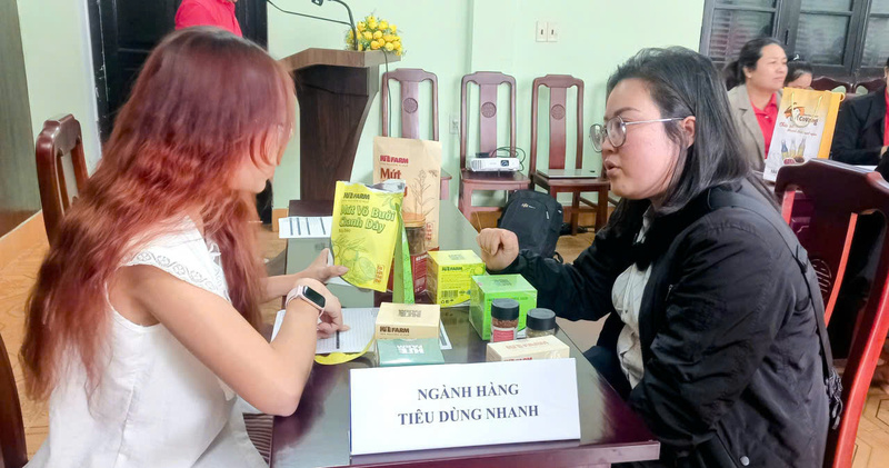 Đại diện Lãnh đạo các nhà phân phối trao đổi trực tiếp với các Okvip tại về, đơn vị sản xuất Trang Chủ OKVIP COM Top #1, đặc sản Huế về quy định, chất lượng, bao bì để đạt chuẩn và thu hút người tiêu dùng. Ảnh: Nguyễn Tuấn