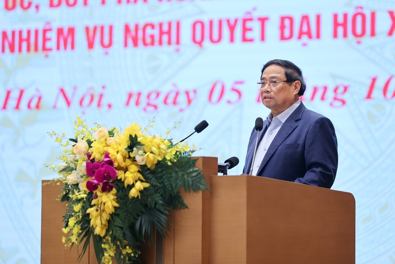 Thủ tướng nhấn mạnh quyết tâm cao đưa phong trào thi đua này trở thành đợt sinh hoạt chính trị sôi nổi, rộng khắp để "muôn người như một" đồng lòng nhất trí, thực hiện thắng lợi các mục tiêu chiến lược - Ảnh: VGP/Nhật Bắc