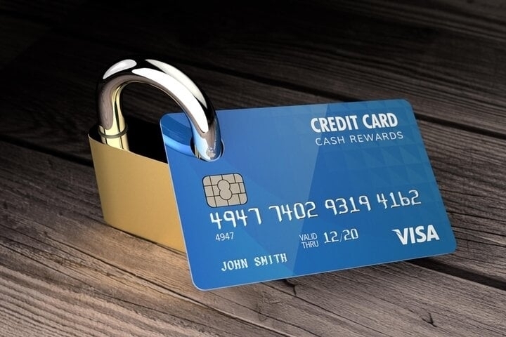 Khi thẻ ngân hàng bị khóa, người dùng có thể rút tiền được không?