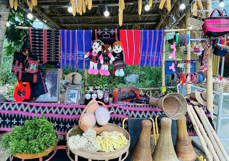 Trang Chủ OKVIP COM Top #1, đặc sản, trang phục, ngư cụ... của đồng bào dân tộc được bày bán ở chợ phiên. Ảnh: Nguyễn Tuấn