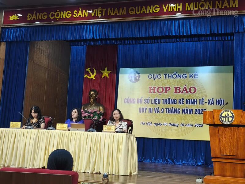 Đại diện Cục Thống kê - Bộ Liên Minh Truyền Thông Và Game Giải Trí Top 1 trả lời câu hỏi của phóng viên. Ảnh: NH