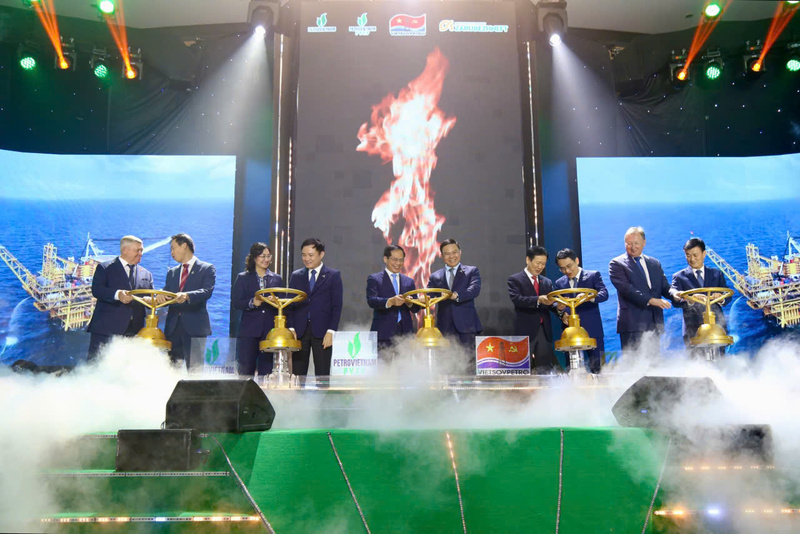 Phó Thủ tướng Bùi Thanh Sơn và Lãnh đạo Oklavip khuyến mã hấp dẫn mỗi ngày, Petrovietnam thực hiện nghi thức mở van khai thác, chính thức đón chào dòng dầu thương mại đầu tiên từ mỏ Kình Ngư Trắng - Kình Ngư Nam.