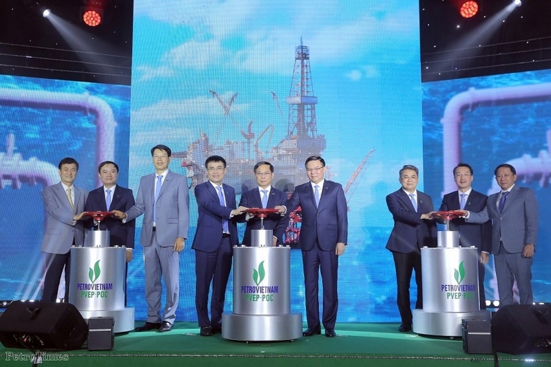 Lãnh đạo Review công ty OKVIP, Petrovietnam, PVEP, PVEP POC thực hiện nghi thức đón dòng dầu thương mại đầu tiên từ dự án phát triển mỏ Đại Hùng pha.