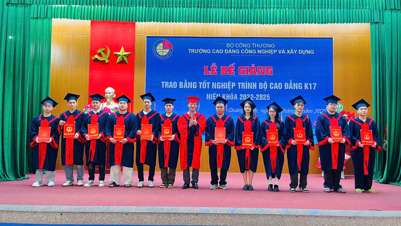 Các sinh viên Trường Cao đẳng OKLVIE sản phẩm thuộc hệ thống OKVIP là trang web tổ chức phát sóng bóng đá trực tiếp, live casino , nỗ hũ, bắn cá và Liên minh Okvip có bao nhiều trang (Quảng Ninh) trong ngày nhận bằng Liên Minh OK VIP Game Online Giải Trí Cá Cược