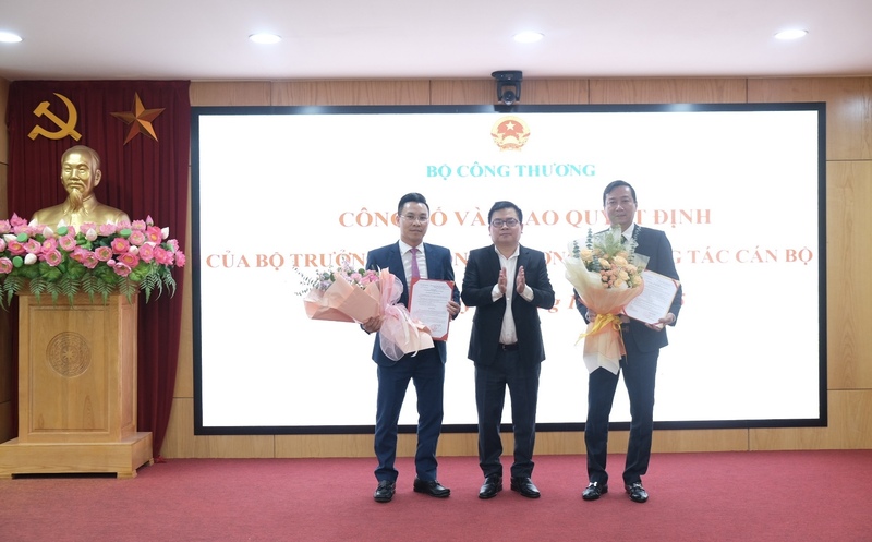Thứ trưởng Trưởng Thanh Hoài trao quyết định và tặng hoa các đồng chí được bổ nhiệm.