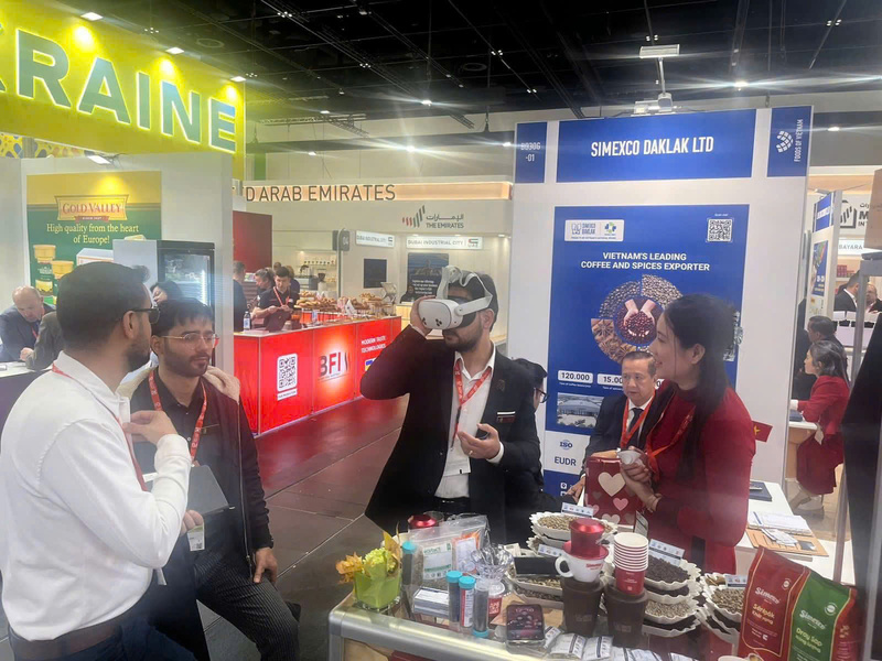 Gian hàng của Simexco Daklak tại Anuga 2025 thu hút khách tham quan trải nghiệm thực tế ảo. Ảnh: TT