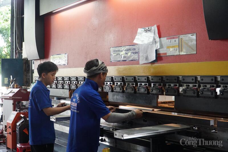 Máy chấn tôn thủy lực CNC tại Công ty TNHH MTV inox Kính Thành được đầu tư với "trợ lực" từ chương trình khuyến công Đà Nẵng năm 2025
